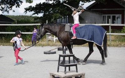 Ovanligt hästdagläger juli 2014. Lovisa kastar lasso sittandes på Flisan.
