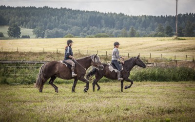 Hanna på Safir & Camilla på Flisan, rider utan träns. 26 juli 2015.